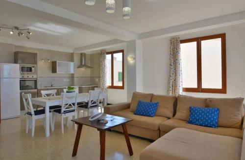 萨拉比塔Brisas Vista Mar的客厅配有沙发和桌子