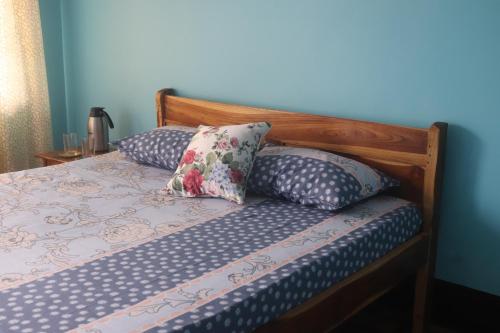 大吉岭Sparrow Nest Homestay的床上有2个枕头