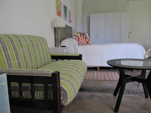 迈普Habitación doble, baño privado.的客厅配有沙发和桌子