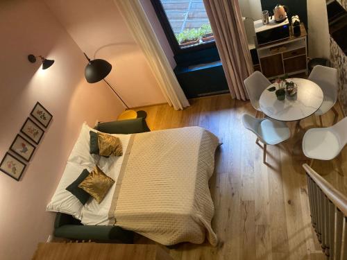 佛罗伦萨Duomo Suites Florence的一间卧室配有一张床、一张桌子和一个窗户。