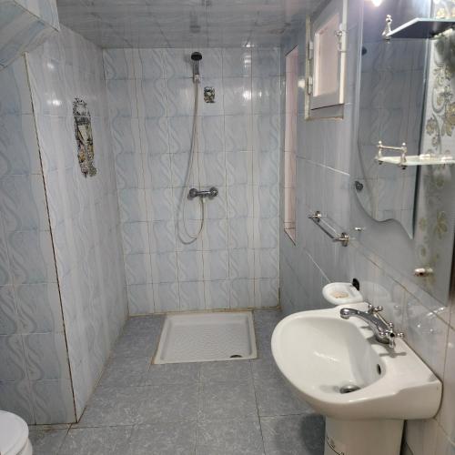 Chott MeriemRésidence Novostar的一间带水槽、淋浴和卫生间的浴室