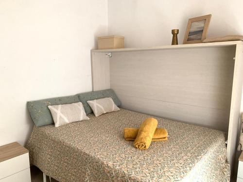 托雷德本纳贾尔邦Villa AURA 500 metros de la playa的卧室内的一张带两个枕头的床