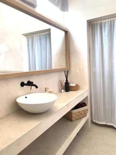 托雷德本纳贾尔邦Villa AURA 500 metros de la playa的浴室设有白色水槽和镜子