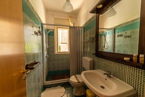 锡拉库扎Borgo Marino Plemmirio的一间带水槽、卫生间和淋浴的浴室