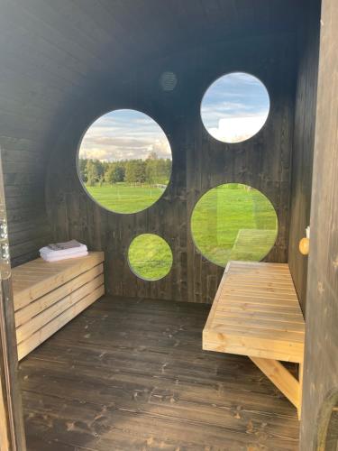 阿尔塔Flatmoen Natur Lodge的一间桑拿房,设有三个圆形窗户