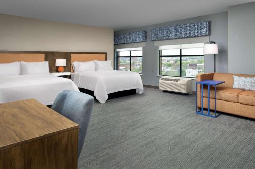巴尔的摩巴尔的摩市中心会议中心汉普顿酒店的酒店客房,设有两张床和一张沙发