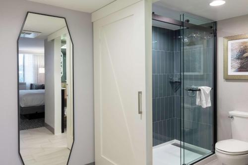 伯明翰DoubleTree Birmingham Perimeter Park的浴室设有玻璃淋浴间和卫生间