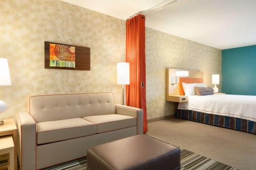 埃尔帕索埃尔帕索机场希尔顿欣庭套房酒店的酒店客房,配有床和沙发