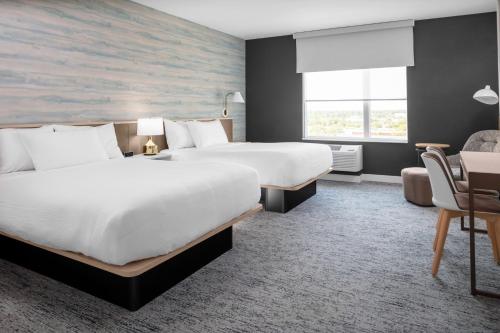 克利尔沃特TownePlace Suites by Marriott Tampa Clearwater的酒店客房配有两张床和一张书桌