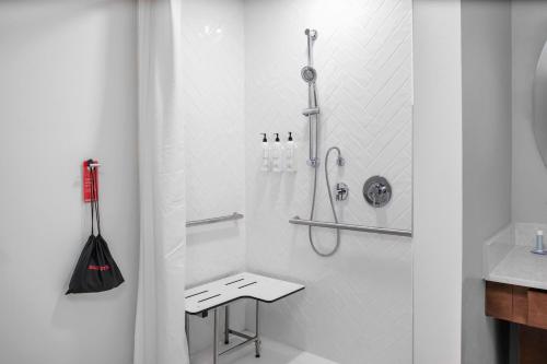 克利尔沃特TownePlace Suites by Marriott Tampa Clearwater的带淋浴和卫生间的白色浴室