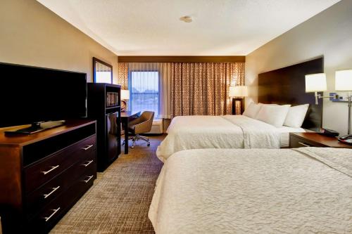 斯塔克维尔史塔克维尔汉普顿酒店的酒店客房设有两张床和一台平面电视。