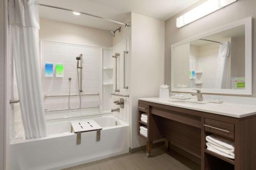 银泉Home2 Suites By Hilton Silver Spring的带浴缸、水槽和淋浴的浴室