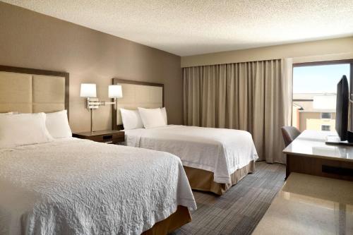 劳雷尔山费城月桂树山汉普顿酒店的酒店客房设有两张床和电视。