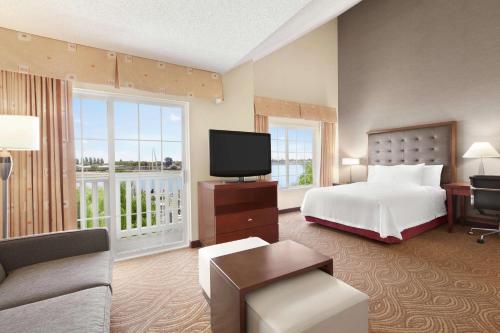 奥克兰奥克兰海滨希尔顿惠庭套房酒店的酒店客房,配有床和电视