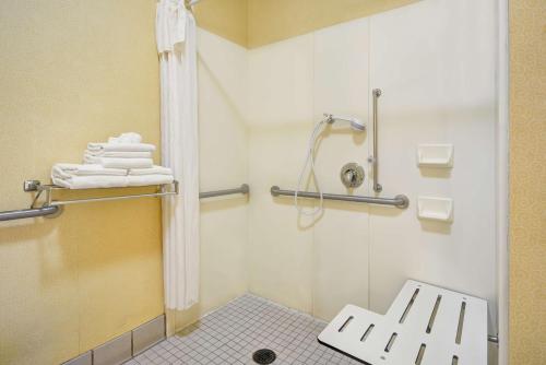 奥克兰奥克兰海滨希尔顿惠庭套房酒店的带淋浴、长凳和毛巾的浴室