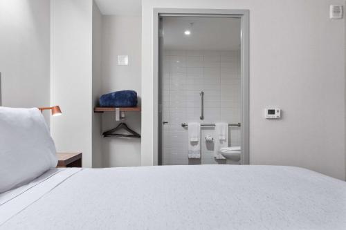 华盛顿Motto by Hilton Washington DC City Center的一间卧室配有一张床,浴室设有卫生间