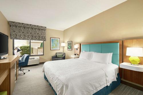 波特兰汉普顿波特兰机场酒店的酒店客房,配有床和电视