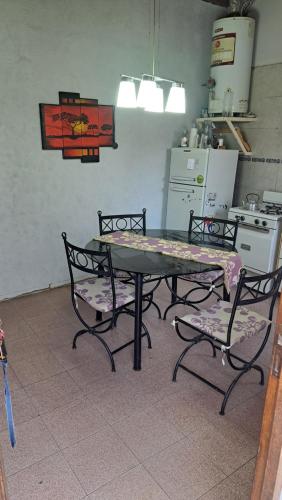 迈普Simple y cálido departamento的厨房配有桌子和两把椅子,桌子和椅子