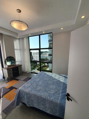 阿拉尼亚royal park的一间卧室设有一张床和一个大窗户