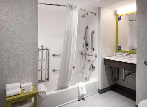 罗杰斯本顿维尔—罗杰斯汉普顿酒店的带浴缸、淋浴和盥洗盆的浴室