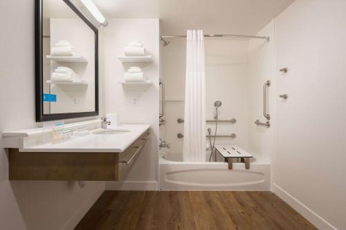 波特兰波特兰珍珠区希尔顿汉普顿套房酒店的白色的浴室设有水槽和淋浴。