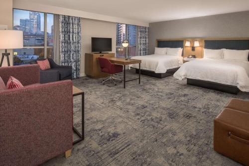 波特兰波特兰珍珠区希尔顿汉普顿套房酒店的酒店客房设有两张床和电视。