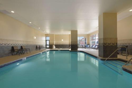 俄克拉何马城俄克拉何马城/布里克顿希尔顿花园酒店的大楼内一个蓝色的大型游泳池