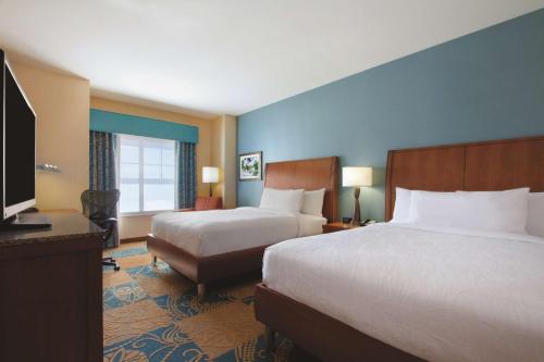 俄克拉何马城俄克拉何马城/布里克顿希尔顿花园酒店的酒店客房设有两张床和一台平面电视。