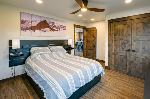 斯廷博特斯普林斯Steamboat Springs Apt with Views, 15 Mi to Skiing!的一间卧室配有一张床和吊扇