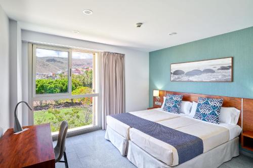 戈梅拉岛圣塞瓦斯蒂安托雷德孔德酒店的酒店客房设有床和窗户。