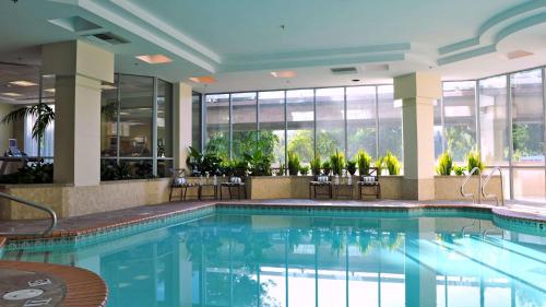 核桃溪Embassy Suites by Hilton Walnut Creek的酒店大堂的大型游泳池
