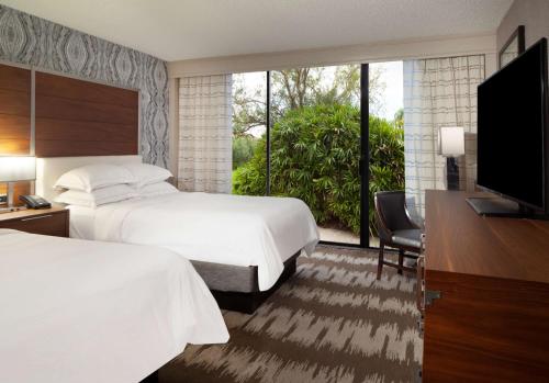 坦帕西岸坦帕机场希尔顿酒店的酒店客房设有两张床和一台平面电视。