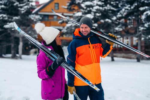 路易斯湖Post Hotel & Spa的雪中滑雪的男人和女人