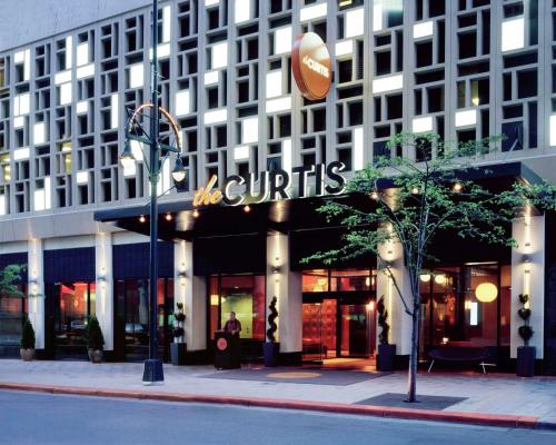 丹佛the Curtis Denver - A DoubleTree by Hilton Hotel的建筑物前面的商店,上面有标志