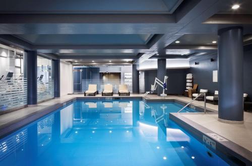 费城洛根费城希尔顿Curio Collection酒店的大楼内一个蓝色的大型游泳池