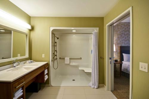 迪凯特Home2 Suites By Hilton Decatur Ingalls Harbor的带淋浴、盥洗盆和浴缸的浴室