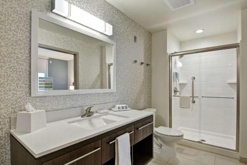 麦迪逊Home2 Suites By Hilton Madison Huntsville Airport的一间带水槽、卫生间和镜子的浴室