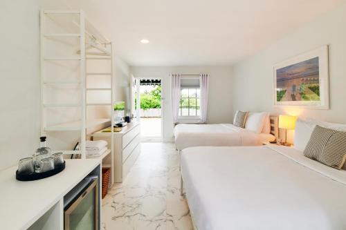 蒙托克The Sunset Montauk的白色的客房配有两张床和一张沙发