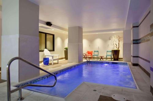圣安东尼奥Home2 Suites by Hilton San Antonio Downtown - Riverwalk, TX的在酒店房间的一个大型游泳池