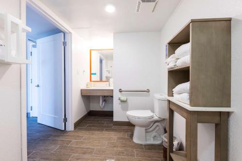 弗吉尼亚海滩弗吉尼亚海滩北海滨汉普顿酒店的一间带卫生间和水槽的浴室