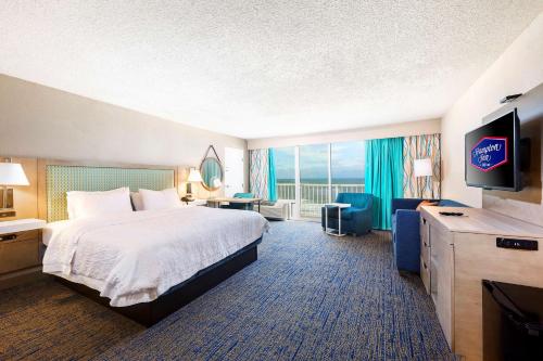 弗吉尼亚海滩弗吉尼亚海滩北海滨汉普顿酒店的配有一张床和一台平面电视的酒店客房
