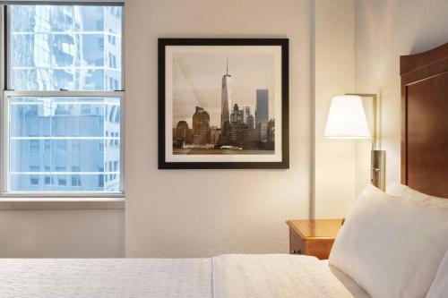 纽约曼哈顿/闹市区汉普顿旅馆 - 金融区的一间拥有城市照片的酒店客房