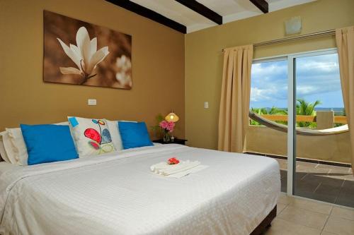 克拉伦代克伊甸海滩度假村 - 博内亚的一间卧室设有一张床,享有海景