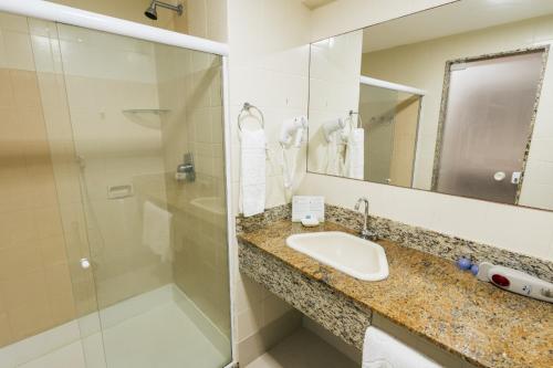 因巴塞科斯塔多斯克奎伊洛斯度假酒店的一间带水槽和淋浴的浴室