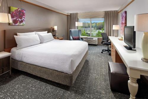 莱克奥斯韦戈Hilton Garden Inn Portland Lake Oswego的配有一张床和一张书桌的酒店客房