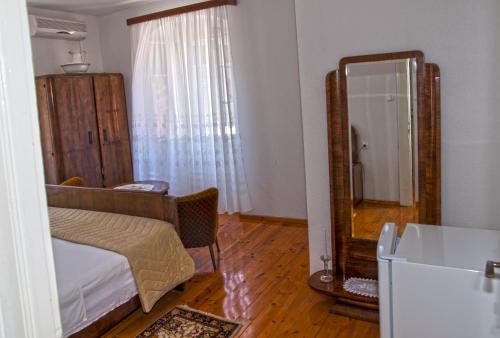 科米扎Marina Rooms的一间带床和镜子的客厅