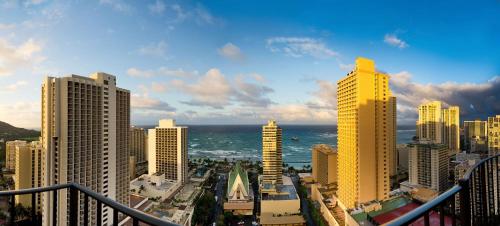 檀香山Hilton Waikiki Beach的享有城市高楼和大海的景致