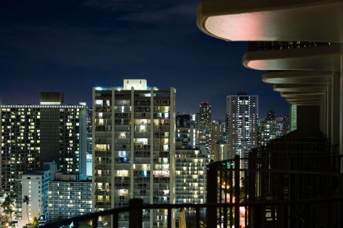 檀香山Hilton Waikiki Beach的享有城市天际线的美景。