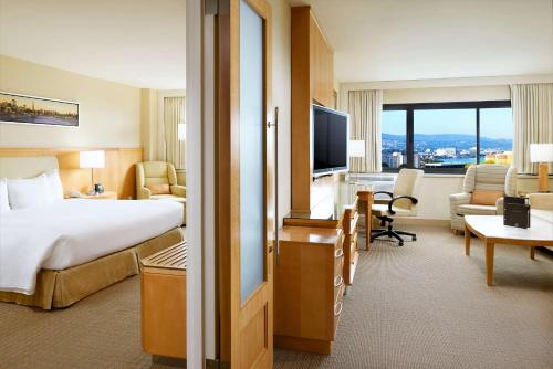 伯林格姆Hilton San Francisco Airport Bayfront - No Resort Fee的酒店客房设有床和客厅。