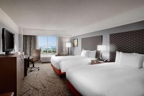 布里斯班DoubleTree by Hilton San Francisco Airport North Bayfront的酒店客房设有两张床和一台平面电视。